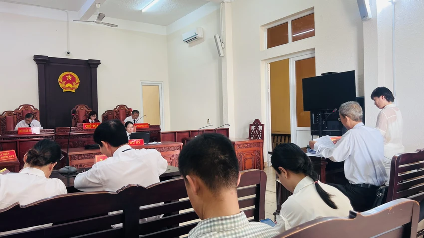 Toàn cảnh phiên tòa xét xử liên quan đến việc người khởi kiện “bị cưỡng chế test COVID-19 vào ngày 28-9-2021”. Ảnh: KHẢ DOANH Toàn cảnh phiên tòa xét xử liên quan đến việc người khởi kiện “bị cưỡng chế test COVID-19 vào ngày 28-9-2021”. Ảnh: KHẢ DOANH
