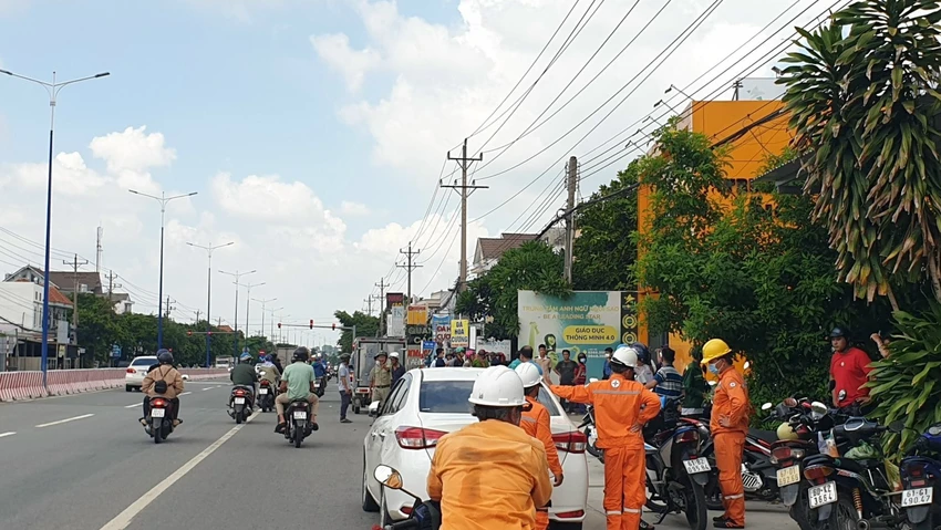 Lực lượng chức năng có mặt để khám nghiệm và xử lý sự cố. Ảnh: Người dân cung cấp Lực lượng chức năng có mặt để khám nghiệm và xử lý sự cố. Ảnh: Người dân cung cấp