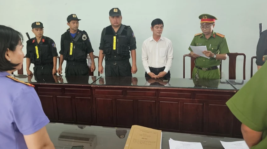 Cơ quan điều tra đọc lệnh khởi tố, bắt giam đối với Trần Viết Kiều. Ảnh: LA Cơ quan điều tra đọc lệnh khởi tố, bắt giam đối với Trần Viết Kiều. Ảnh: LA