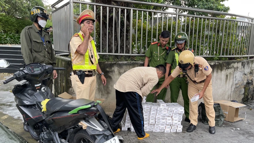 Tổ tuần tra bắt giữ được người vận chuyển thuốc lá lậu sau khi truy đuổi nhiều km. Ảnh: LA Tổ tuần tra bắt giữ được người vận chuyển thuốc lá lậu sau khi truy đuổi nhiều km. Ảnh: LA