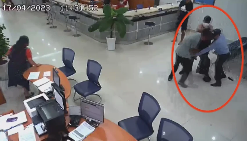 Thời điểm người bảo vệ và hai người dân khống chế tên cướp. Ảnh: Cắt từ clip