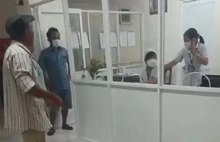Người nhà bệnh nhân bức xúc yêu cầu Giám đốc bệnh viện đa khoa tỉnh Bình Dương phải giải thích. Ảnh: Cắt từ clip Người nhà bệnh nhân bức xúc yêu cầu Giám đốc bệnh viện đa khoa tỉnh Bình Dương phải giải thích. Ảnh: Cắt từ clip