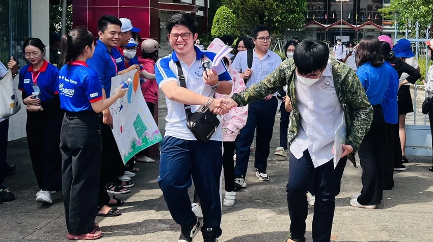 Trường THPT chuyên Hùng Vương và Trường THCS-THPT Nguyễn Khuyến có số điểm trung bình cao nhất Bình Dương. Ảnh: LA Trường THPT chuyên Hùng Vương và Trường THCS-THPT Nguyễn Khuyến có số điểm trung bình cao nhất Bình Dương. Ảnh: LA