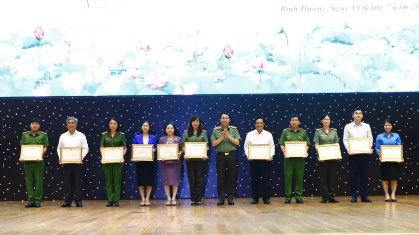 Các tập thể và cá nhân được Bộ trưởng Bộ Công an tặng bằng khen. Ảnh LA