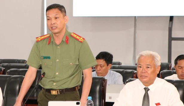 Đại tá Tạ Văn Đẹp, Giám đốc Công an tỉnh Bình Dương trả lời chất vấn. Ảnh: ĐT Đại tá Tạ Văn Đẹp, Giám đốc Công an tỉnh Bình Dương trả lời chất vấn. Ảnh: ĐT
