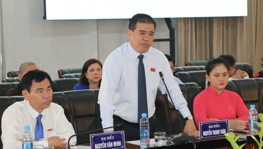 Ông Nguyễn Thanh Toàn, Giám đốc Sở Công thương trả lời chất vấn. Ảnh: PC Ông Nguyễn Thanh Toàn, Giám đốc Sở Công thương trả lời chất vấn. Ảnh: PC