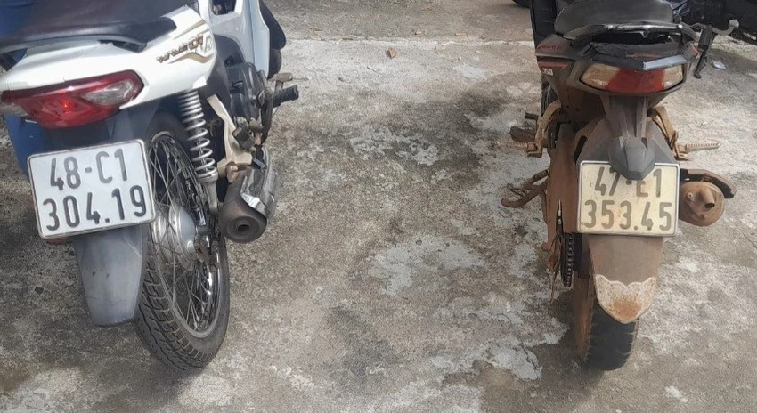 Hai chiếc xe máy tang vật được công an thu giữ. Ảnh: CTV Hai chiếc xe máy tang vật được công an thu giữ. Ảnh: CTV