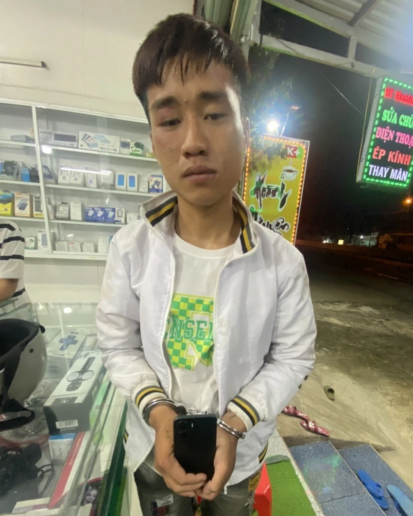 Vừa ra tù lại tiếp tục trộm điện thoại. Ảnh: CACC Vừa ra tù lại tiếp tục trộm điện thoại. Ảnh: CACC
