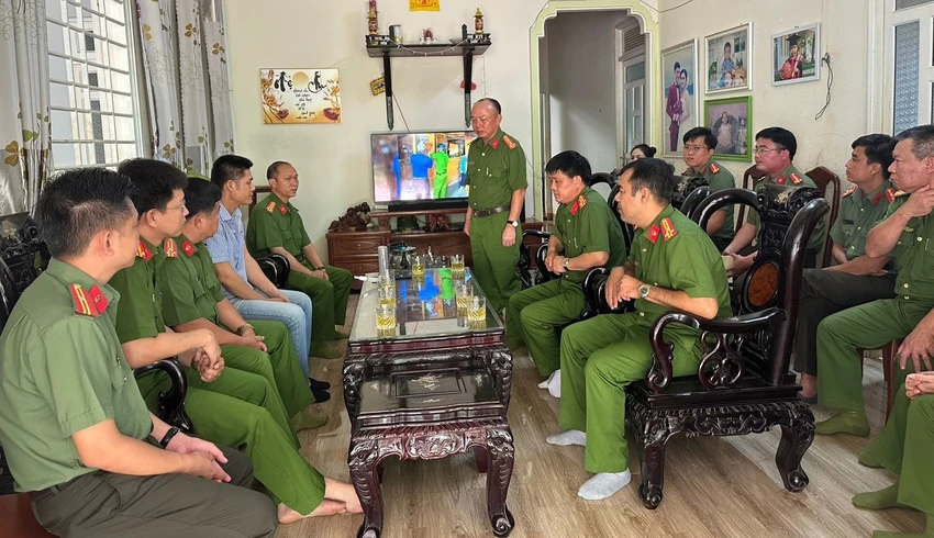 Đại tá Trần Văn Chính, Phó Giám đốc Công an tỉnh Bình Dương, dẫn đầu đoàn công tác đã đến thăm hỏi các gia đình. Ảnh: LA Đại tá Trần Văn Chính, Phó Giám đốc Công an tỉnh Bình Dương, dẫn đầu đoàn công tác đã đến thăm hỏi các gia đình. Ảnh: LA