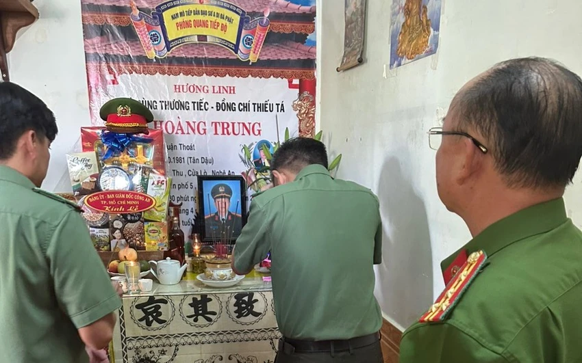 Đoàn công tác Công an tỉnh Bình Dương thắp nhang cho các liệt sĩ hi sinh. Ảnh: LA Đoàn công tác Công an tỉnh Bình Dương thắp nhang cho các liệt sĩ hi sinh. Ảnh: LA