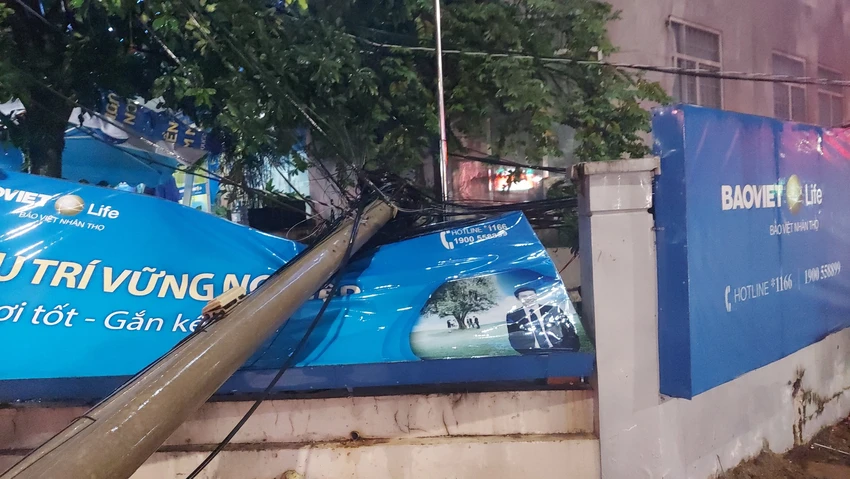 Một cột điện bị xô ngã. Ảnh: LA. Một cột điện bị xô ngã. Ảnh: LA.
