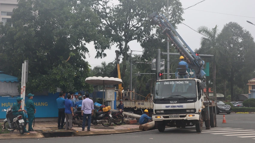 Các đơn vị chức năng đã nỗ lực xử lý để khắc phục sự cố. Ảnh: DH Các đơn vị chức năng đã nỗ lực xử lý để khắc phục sự cố. Ảnh: DH