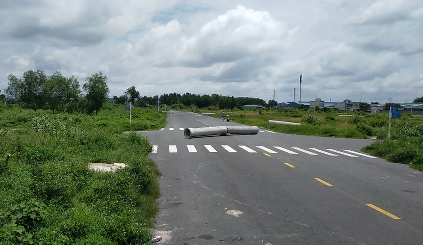Bãi đất trống nơi phát hiện thi thể nam thanh niên. Ảnh: LA Bãi đất trống nơi phát hiện thi thể nam thanh niên. Ảnh: LA