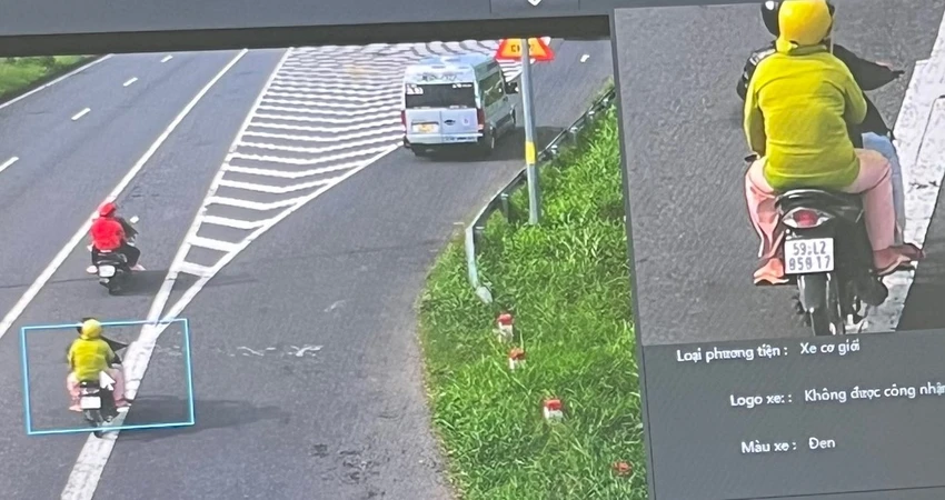 Camera ghi lại cảnh đôi nam nữ tẩu thoát bằng xe máy của nạn nhân. Ảnh: CACC Camera ghi lại cảnh đôi nam nữ tẩu thoát bằng xe máy của nạn nhân. Ảnh: CACC