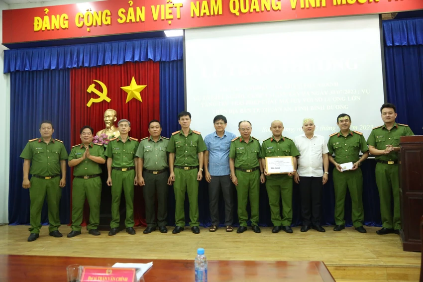 Giám đốc Công an tỉnh Bình Dương thưởng nóng cho ban chuyên án. Ảnh: LA Giám đốc Công an tỉnh Bình Dương thưởng nóng cho ban chuyên án. Ảnh: LA