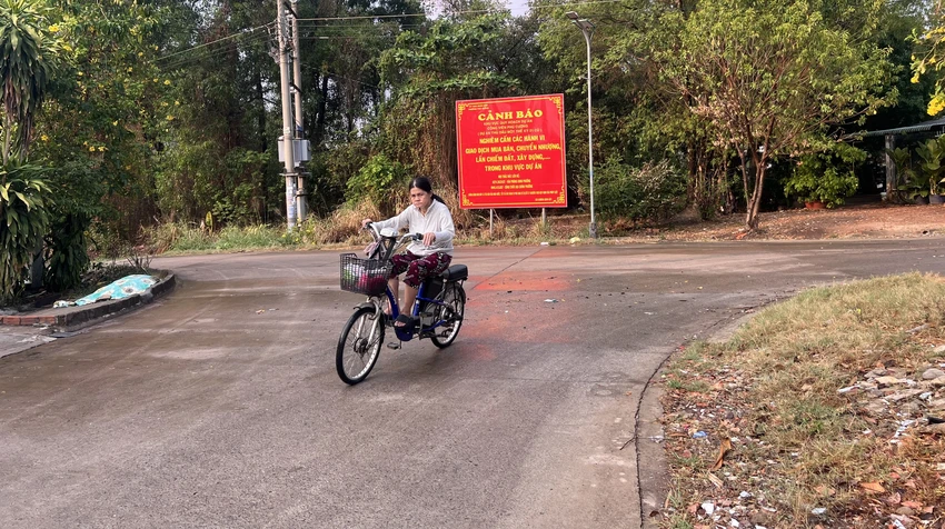 Khắp nơi trong khu đất này có những tấm bảng cảnh báo của chính quyền địa phương. Ảnh: LÊ ÁNH