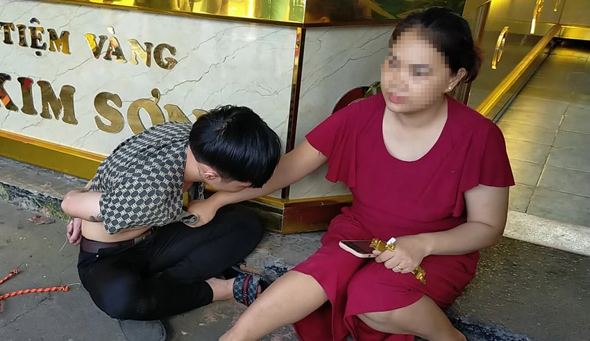 Nghi can Mừng bị chủ tiệm vàng cùng người dân bắt giữ. Ảnh: NDCC Nghi can Mừng bị chủ tiệm vàng cùng người dân bắt giữ. Ảnh: NDCC