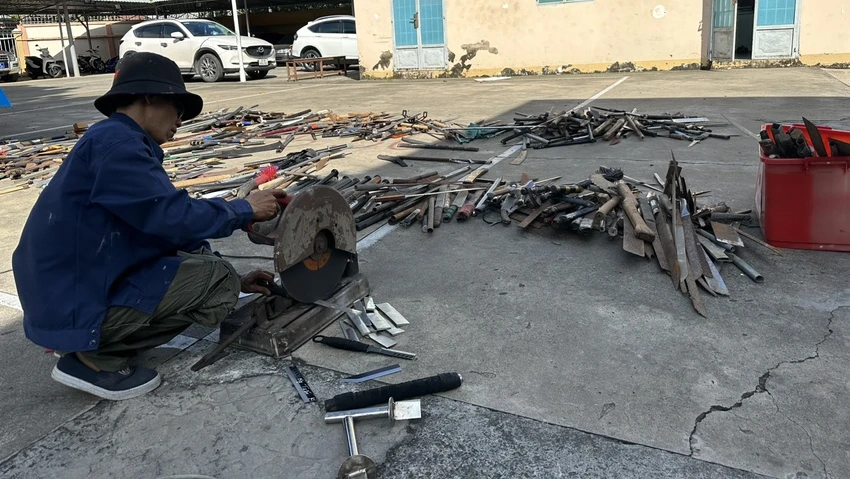 Vũ khí thô sơ, công cụ hỗ trợ tiêu hủy trong sáng 11-8. Ảnh: CACC Vũ khí thô sơ, công cụ hỗ trợ tiêu hủy trong sáng 11-8. Ảnh: CACC