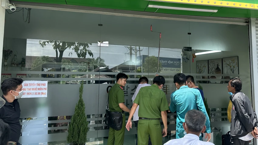 Lực lượng công an phá cửa để vào bên trong. Ảnh: LA Lực lượng công an phá cửa để vào bên trong. Ảnh: LA