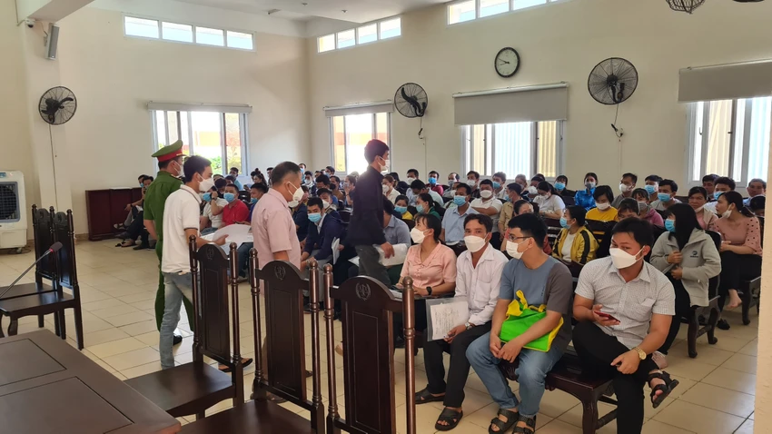 Hàng trăm bị hại mong sớm kết thúc vụ án. Hàng trăm bị hại mong sớm kết thúc vụ án.