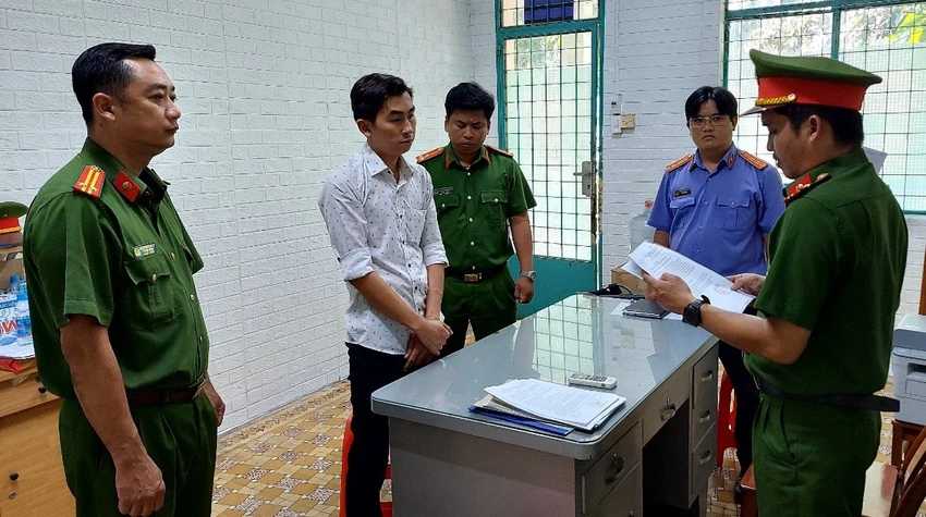 Cơ quan công an đọc lệnh bắt giam đối với Tôn Lâm Sỹ. Ảnh: LA Cơ quan công an đọc lệnh bắt giam đối với Tôn Lâm Sỹ. Ảnh: LA