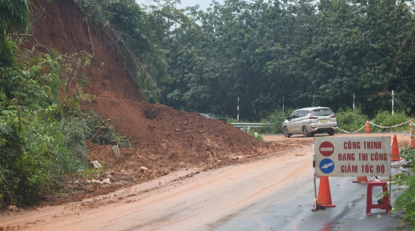 Các phương tiện có trọng tải lớn hiện đang hạn chế qua đoạn đường này. Ảnh: LÊ ÁNH Các phương tiện có trọng tải lớn hiện đang hạn chế qua đoạn đường này. Ảnh: LÊ ÁNH