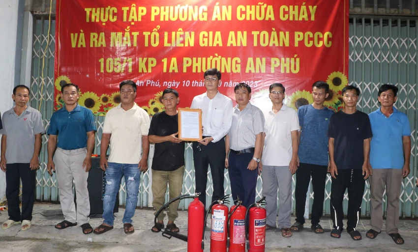 Ông Phan Thái Sơn, Chủ tịch phường An Phú trao quyết định thành lập Tổ liên gia an toàn phòng cháy, chữa cháy tại khu phố 1A. Ảnh: LA