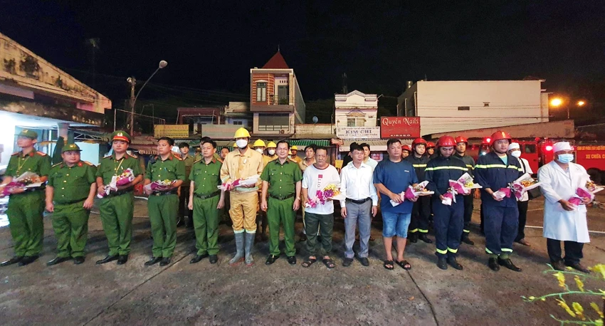 Lãnh đạo Công an huyện Dầu Tiếng tặng hoa cho các lực lượng tham gia diễn tập. Ảnh: MP