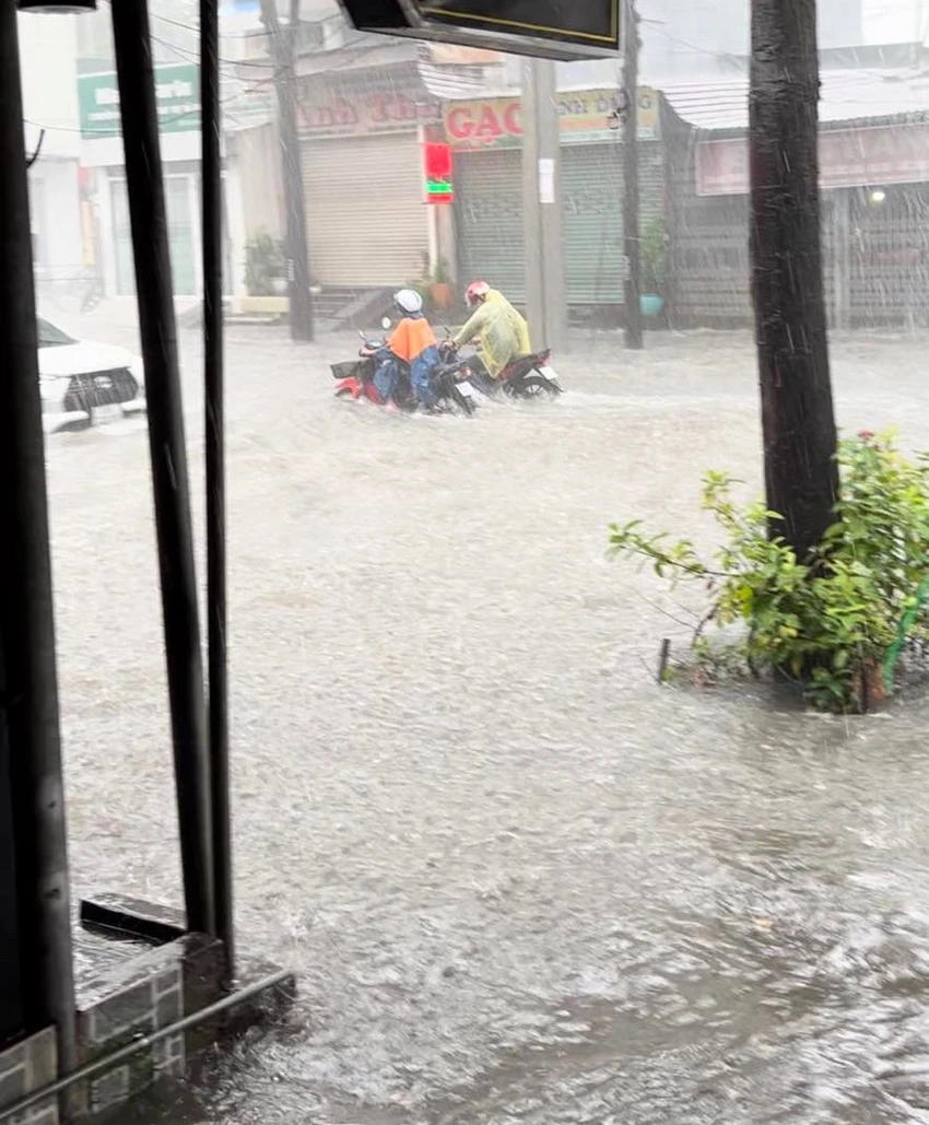 mưa lớn, ngập nặng (3).jpg
