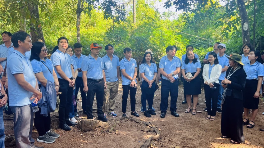 Hai hộ dân có hoàn cảnh khó khăn trên địa bàn tỉnh Bình Phước, được lớp Cao cấp chính trị vận động tặng hai căn nhà tình thương (2).jpg