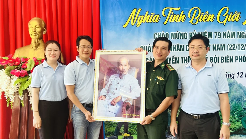 Hai hộ dân có hoàn cảnh khó khăn trên địa bàn tỉnh Bình Phước, được lớp Cao cấp chính trị vận động tặng hai căn nhà tình thương (5).jpg