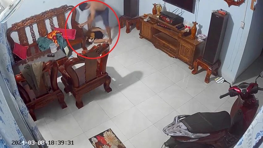 Phẫn nộ, clip người đánh ông liên tục đánh đập dã man bé trai