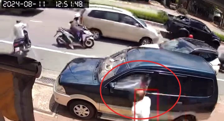 Người đàn ông cầm khúc xương bò đập kính ô tô.