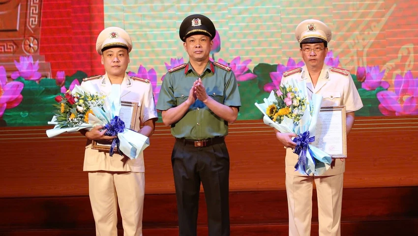 Đại tá Tạ Văn Đẹp, Giám đốc Công an tỉnh Bình Dương đã trao quyết định điều động và bổ nhiệm hai Phó Giám đốc Công an tỉnh là thượng tá Bùi Thanh Trực (bên phải) và thượng tá Phan Huy Văn (bên trái).