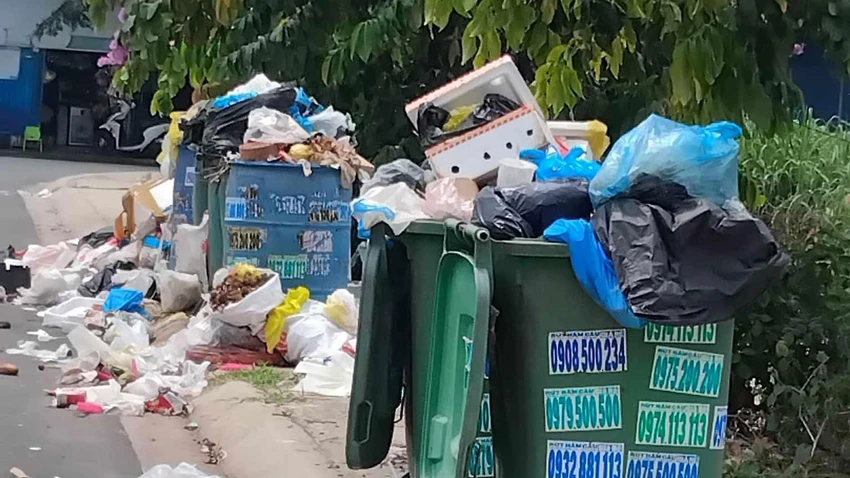 Rác chất thành ‘núi’ (1).jpg