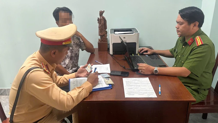 Lực lượng công an mời người đàn ông điều khiển ô tô đi ngược chiều lên làm việc. Ảnh: CA