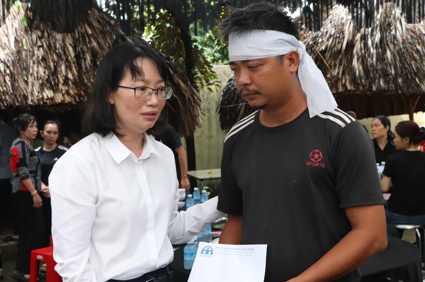 Bà Trần Thị Diệu Thúy, Phó Chủ tịch UBND TP.HCM thăm hỏi, động viên và chia sẻ trước đau thương mất mát quá lớn của gia đình các nạn nhân. Ảnh: LÊ ÁNH