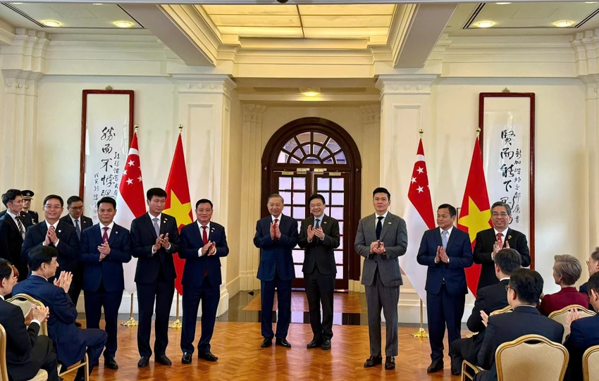 Đại diện Chính phủ Việt Nam và Singapore chúc mừng sự hợp tác 2 nước.jpg