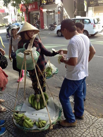 Những du khách Trung Quốc này hành xử một cách thiếu văn hoá với chị bán chuối rong.