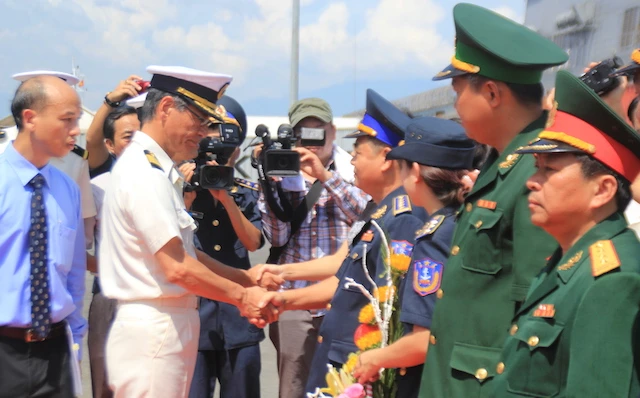 Đoàn lãnh đạo Bộ tư lệnh vùng cảnh sát biển 2 ra chân cầu cảng đón, chúc mừng thuỷ thủ đoàn Lực lượng bảo vệ bờ biển Nhật Bản tới Đà Nẵng. Ảnh: LÊ PHI