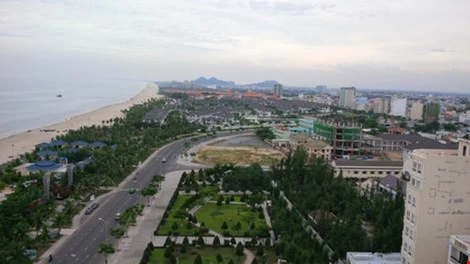 Kiến nghị thu hồi các dự án ven biển trả lại bãi tắm cho dân ảnh 1 Các dự án bao vây ven biển làm người dân không có chỗ tắm. Ảnh: LÊ PHI.