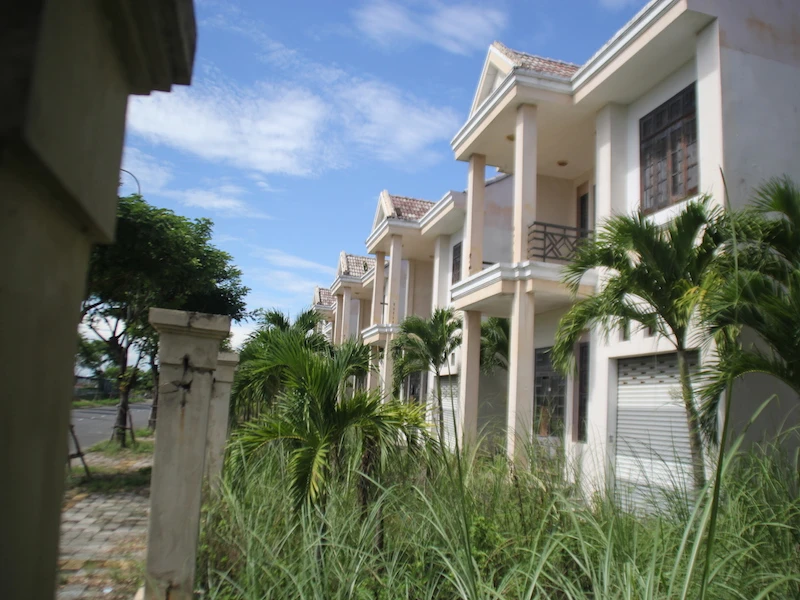 Cảnh hoang tàn, nhếch nhác của khu biệt thự giành cho chuyên gia ảnh 8 Cảnh hoang tàn, nhếch nhác của khu biệt thự giành cho chuyên gia ảnh 8