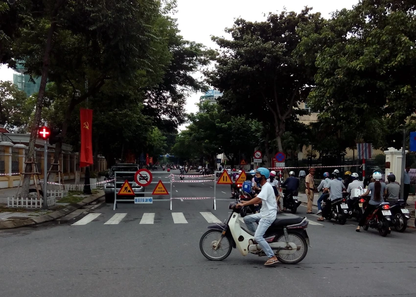 Người Đà Nẵng đi lại như thế nào khi xây hầm chui? ảnh 1 Đà Nẵng phân luồng lại giao thông trên địa bàn khi tiến hành làm hầm chui nút giao thông phía tây cầu Sông Hàn. Ảnh: LÊ PHI.