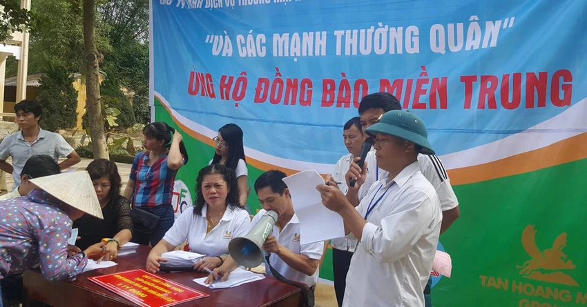 JFC Danang trao hơn 6 tỉ hỗ trợ bà con vùng lũ lụt ảnh 3