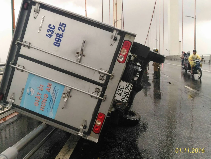 Xe tải húc xe máy lật nghiêng trên cầu Thuận Phước ảnh 2 Xe tải húc xe máy lật nghiêng trên cầu Thuận Phước ảnh 2