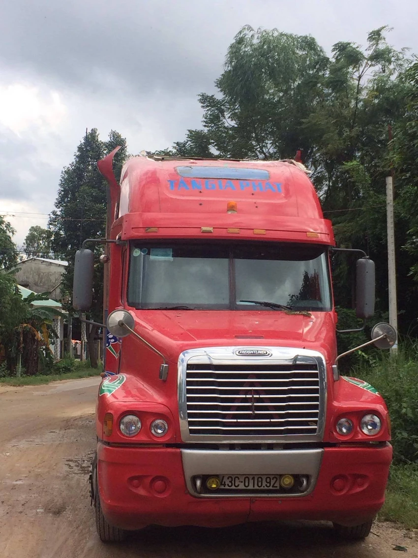 Xe container 'húc' cầu vượt, đường sắt bị tê liệt ảnh 4 Xe container 'húc' cầu vượt, đường sắt bị tê liệt ảnh 4