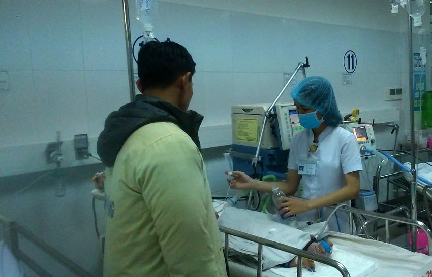 Bé trai 14 tháng tuổi rơi từ tầng 5 nguy kịch ảnh 1