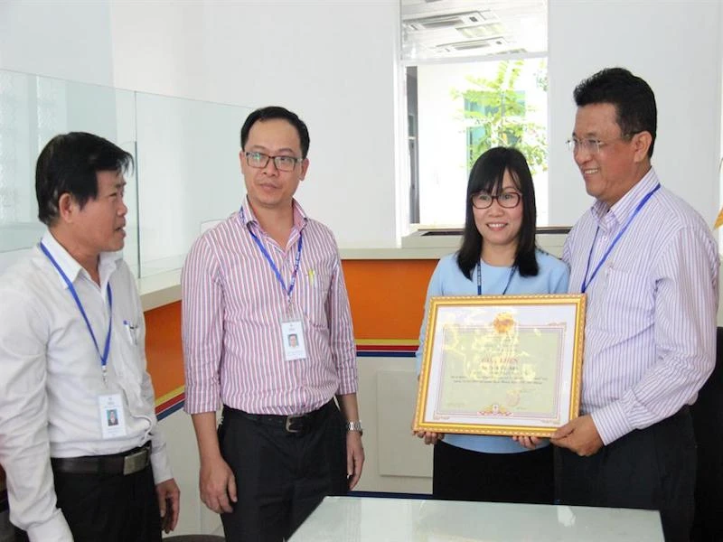 Nhân viên điện lực trả 1 tỉ đồng cho người đánh rơi ảnh 1