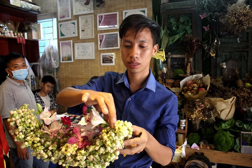 Sau khi ra trường Minh quyết định đi theo con đường cắm hoa vẫn còn mới mẻ tại Việt Nam. Ảnh N.T