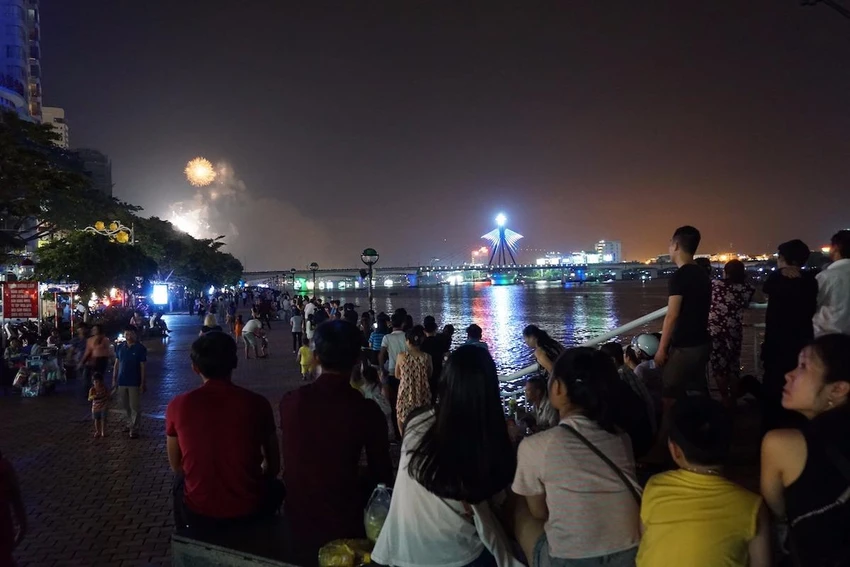Nhiều người dân và du khách xem pháo hoa từ vòng ngoài.